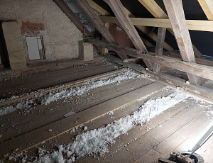 Zateplení stropu rodinného domu pomocí foukané izolace